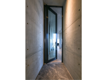 NOVA - Pivot door with glass Thermal insulation class 3 by OIKOS VENEZIA - view 2